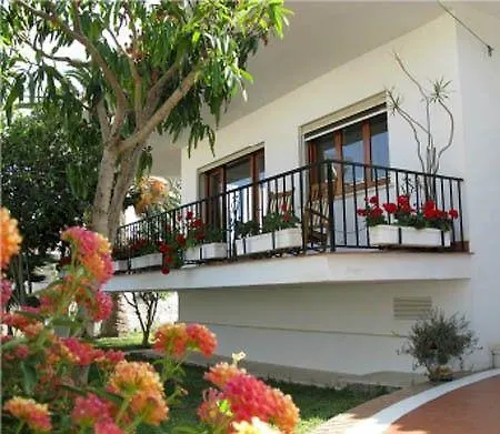 Maria De Waard Villa